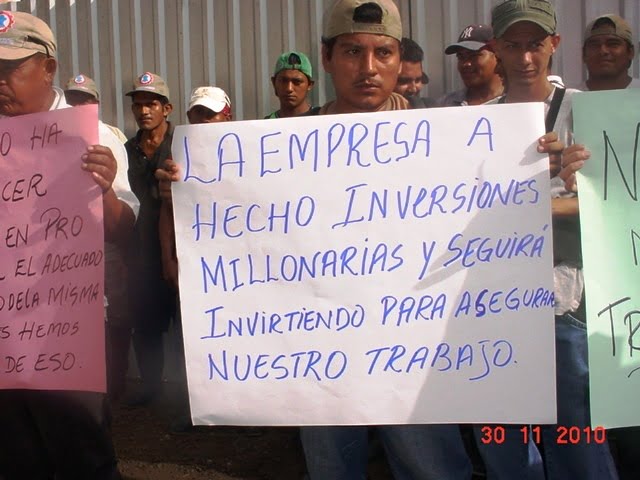 Las pancartas de los trabajadores son mas que elocuentes